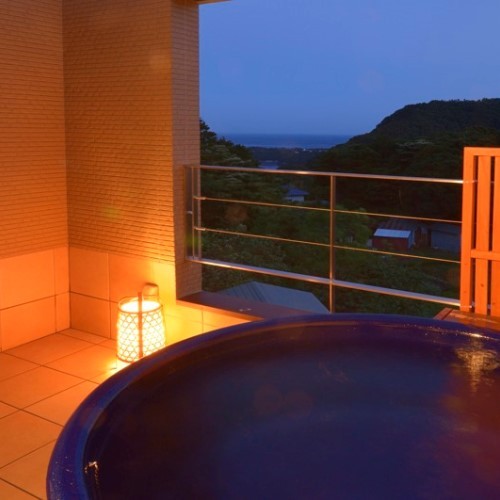 客室専用露天風呂「ナス」（夕）
