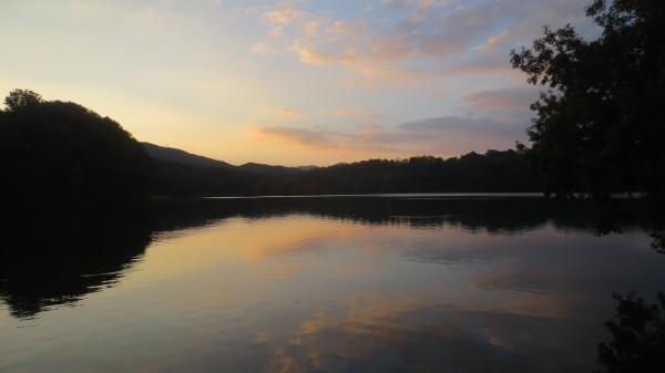 夕暮れ時の一碧湖