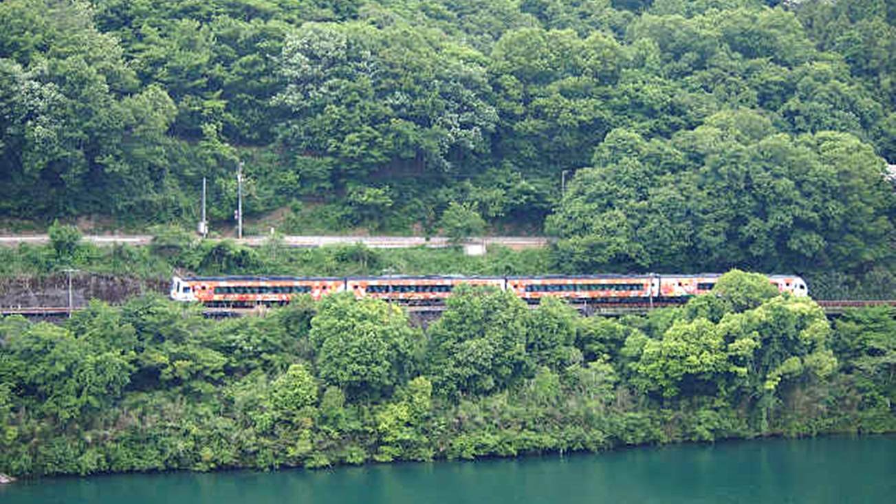 *【施設周辺】お部屋から見るアンパンマン列車