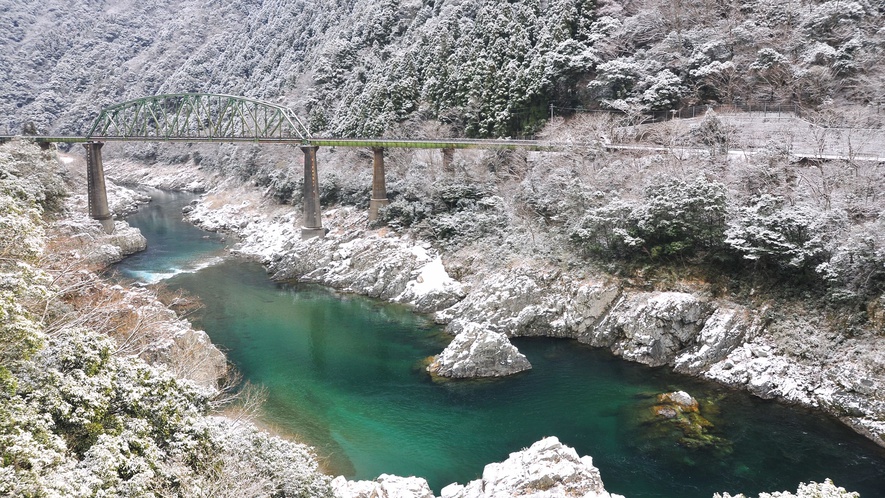 *【周辺観光】大歩危・冬-提供：徳島県観光協会