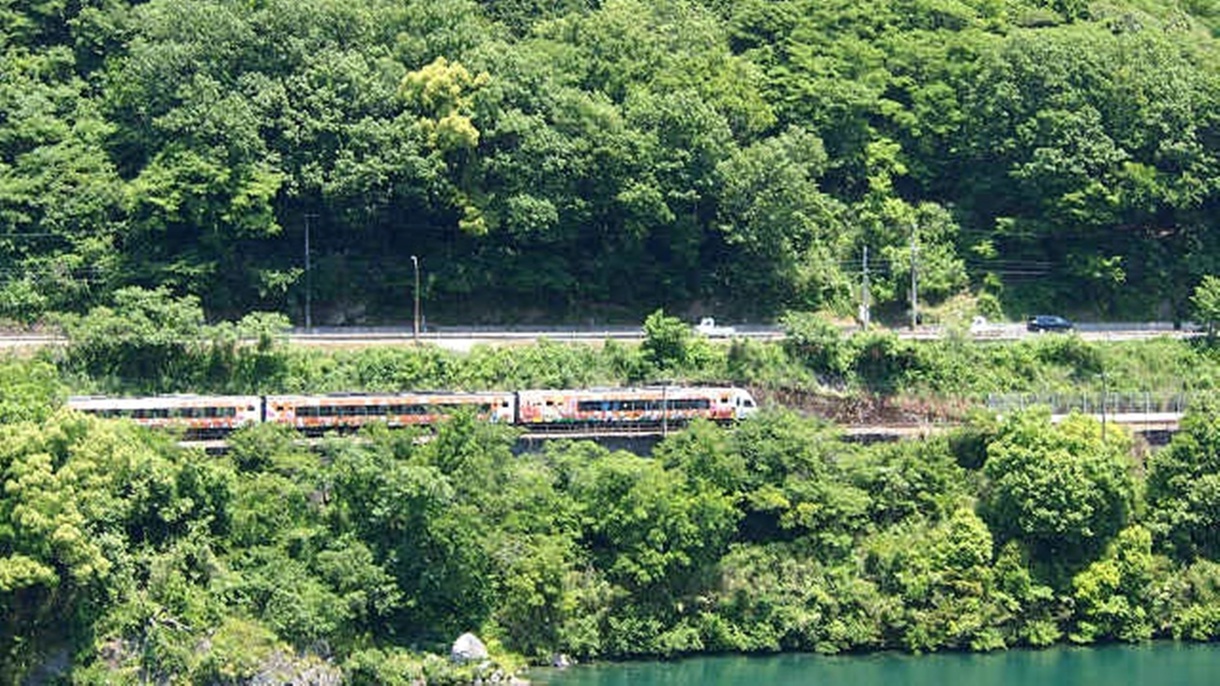 *【施設周辺】お部屋から見るアンパンマン列車