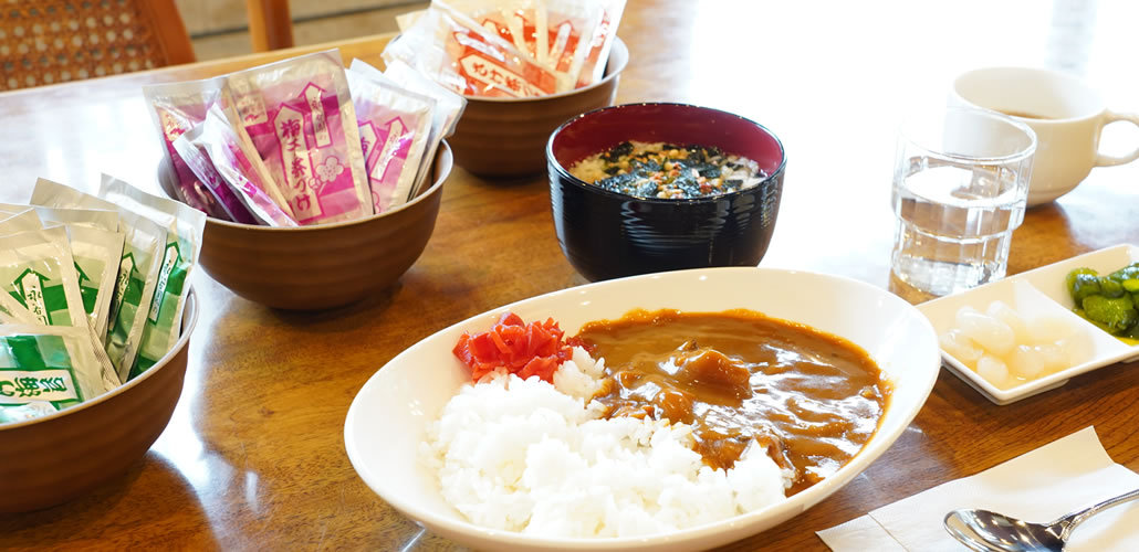 軽朝食のカレーライスとお茶漬け(鮭・梅・プレーン)