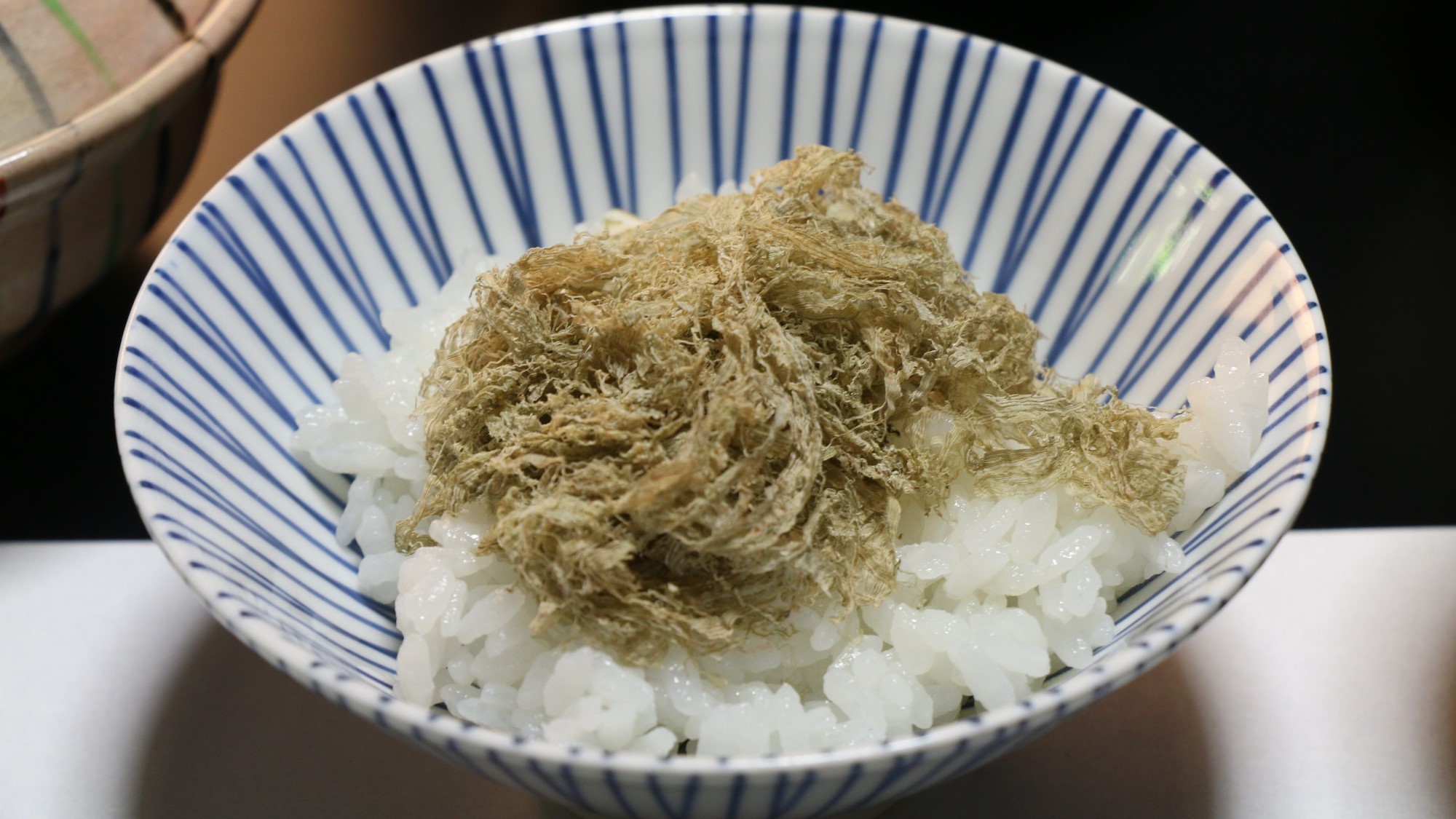 朝食 とろろ昆布をコシヒカリにのせて