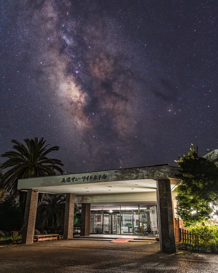 サニーサイドホテル本館と星空夜景