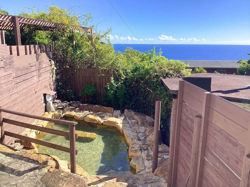 露天風呂。夜には潮風と星空を楽しめます（男性用）