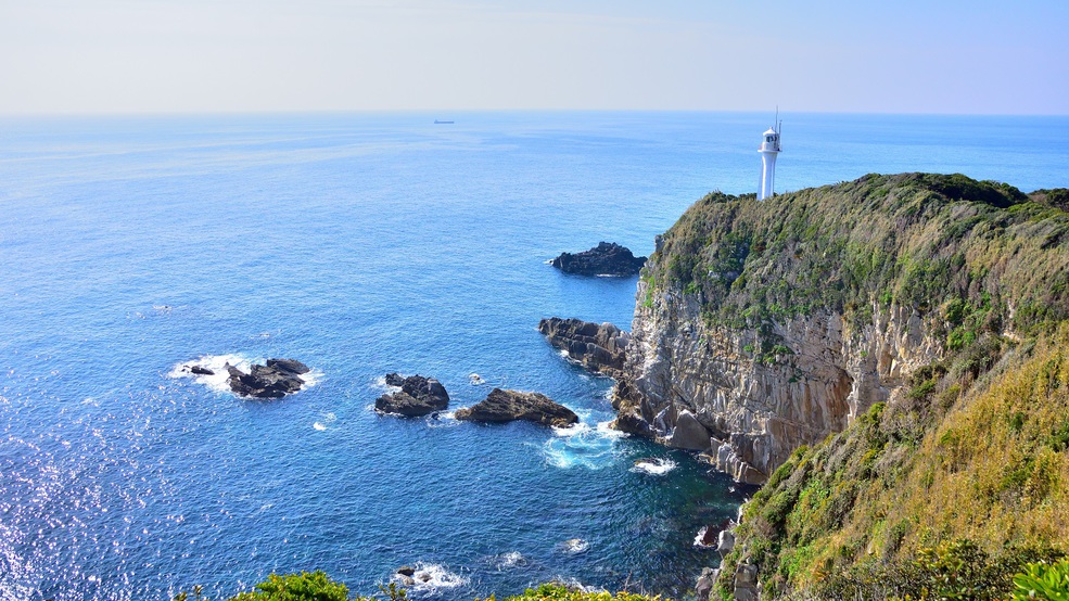 【足摺岬】日本の灯台50選にも選ばれた白亜の灯台です。海の碧にとてもよく映えます。