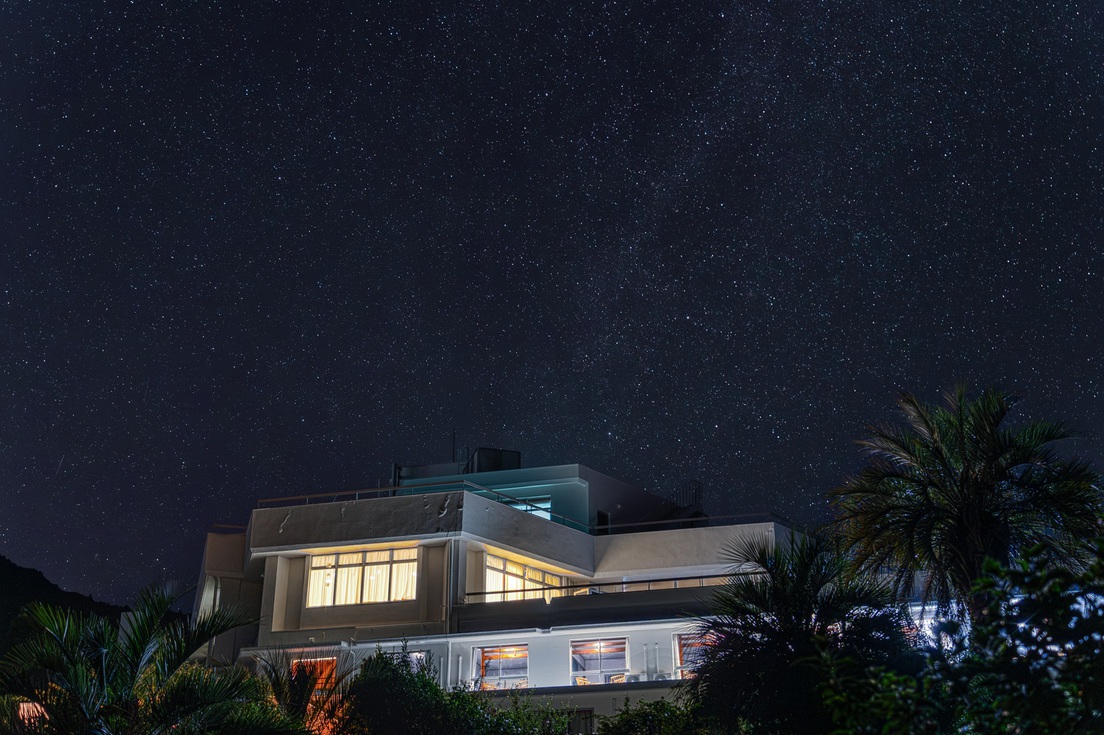 サニーサイドホテル本館と星空夜景