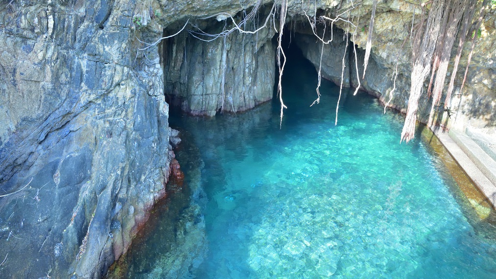 松尾漁港にある秘境碧の洞窟