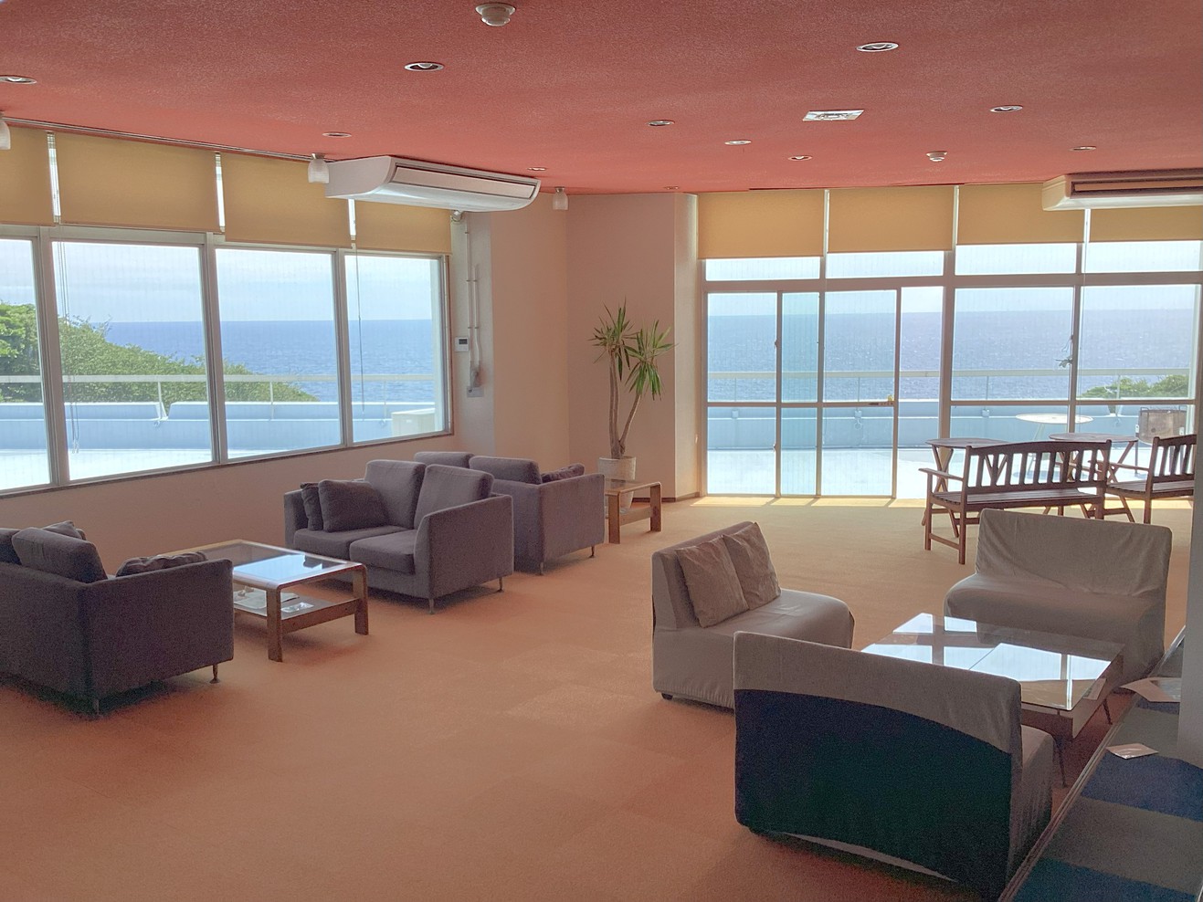 太平洋を一望する当館ロビー。展望テラスにも直結しております♪