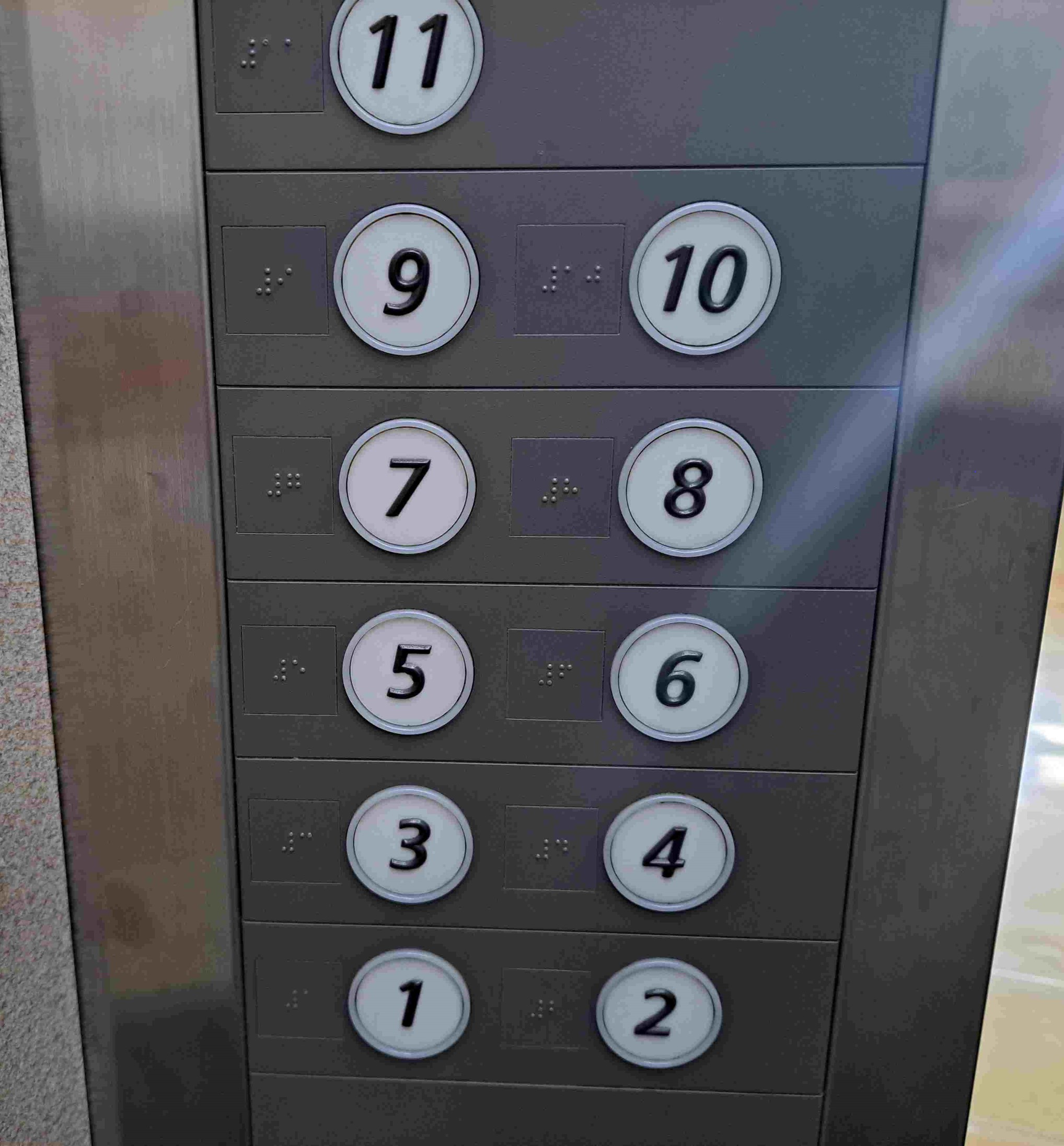 エレベーター館内に2基あり。点字あり（ボタン浮き出しあり）