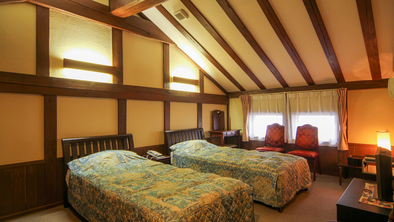 #客室一例_洋室ツイン_天井に傾斜があり、和風旅館の中で山小屋風の洋室です♪