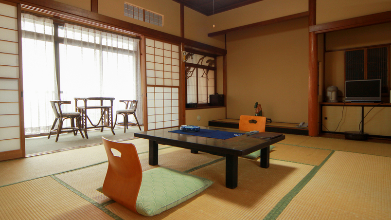 #客室一例_和室10〜12畳_ゆったりとした和室美しい中庭の景色を眺めながらお寛ぎ下さい♪