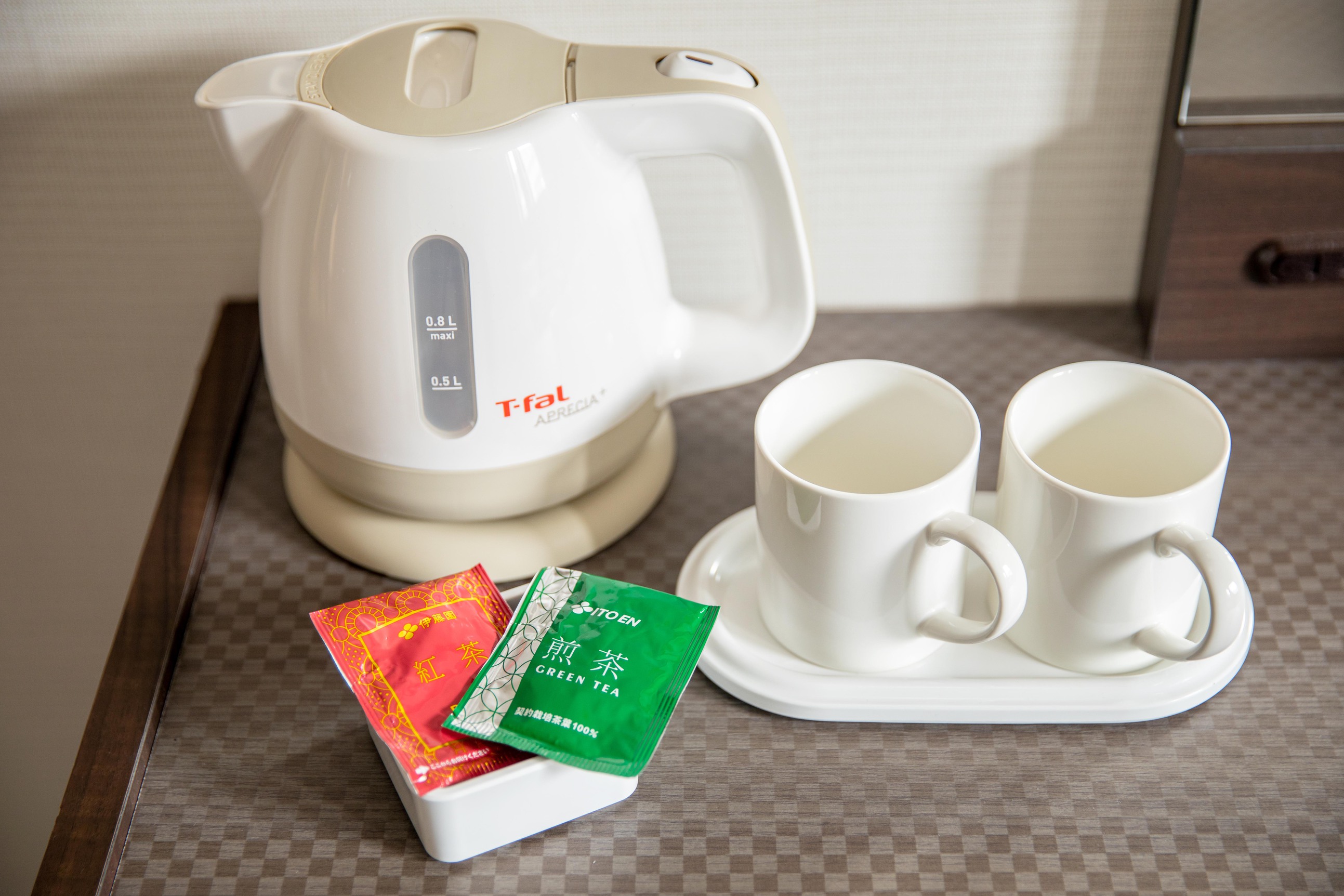 電気ポット・カップ・紅茶・お茶