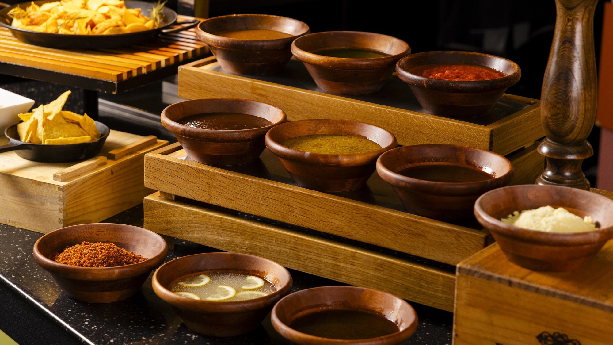 【夕食】グリルにマッチした 9 種類のソースをご用意しました。