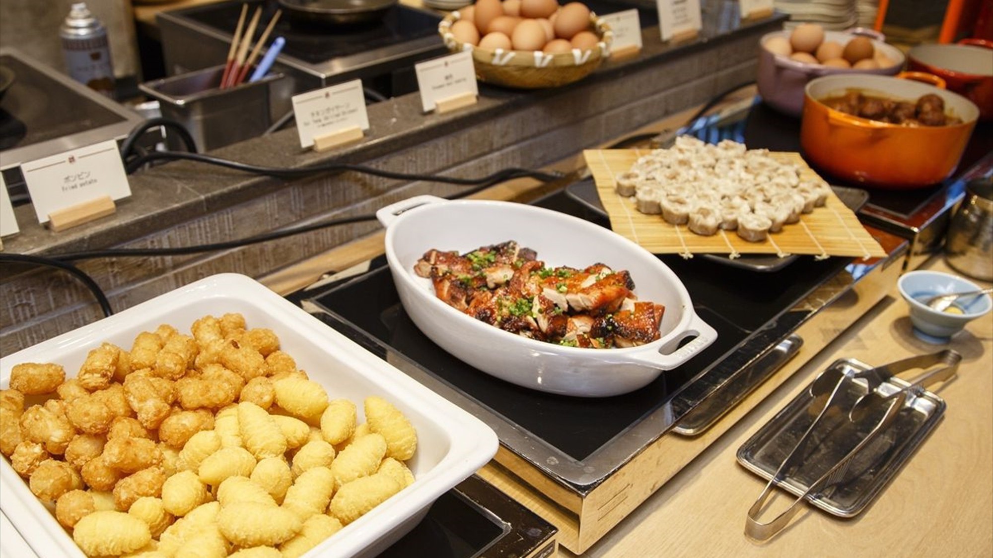 ご朝食は、「心を豊かに、たのしく」をテーマに、食の宝庫九州の食材を取り入れた和食や洋食をご用意