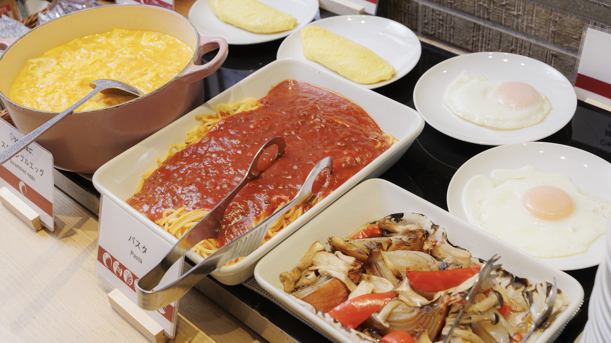 九州各地の郷土料理を本場の味でご用意。