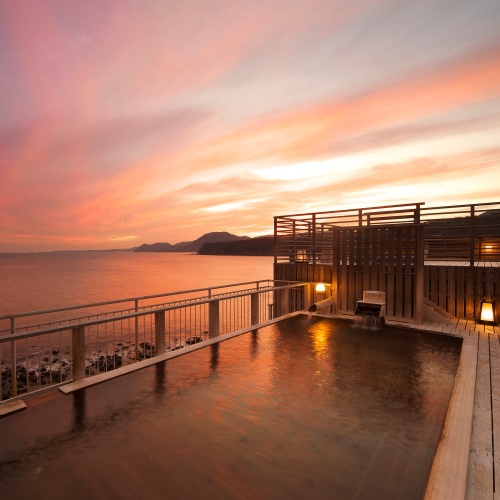 石花海の大浴場も利用可能。最高の景色をお楽しみください。