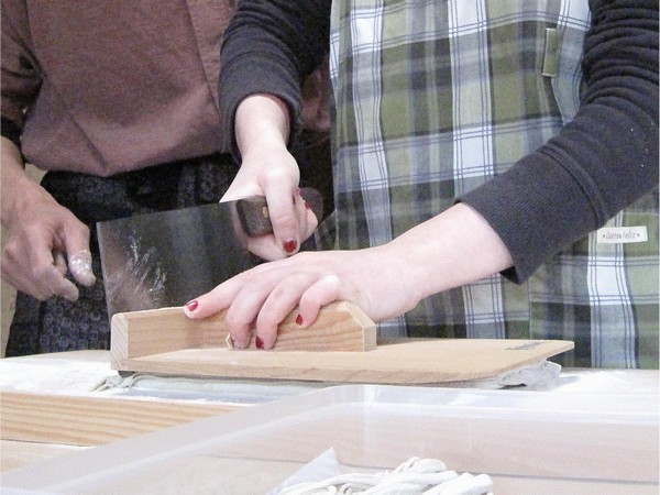 そば打ち体験時のそば切り作業