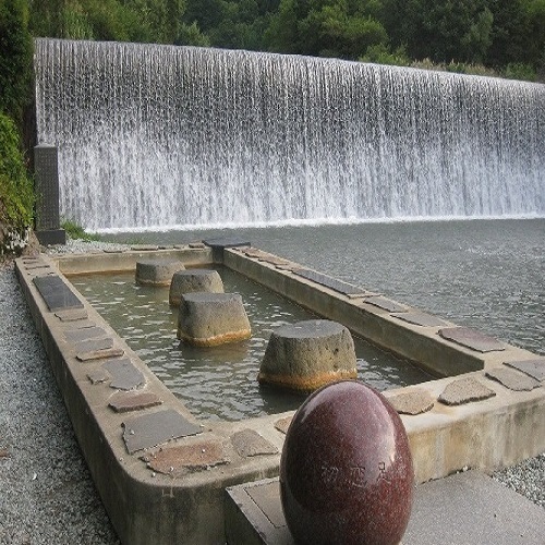 肘折ダムと足湯