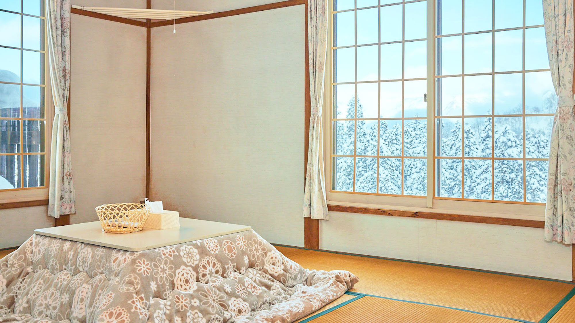 *和室一例/冬はコタツをお部屋にご用意。大きな窓からは暖かな光が差し込みます。