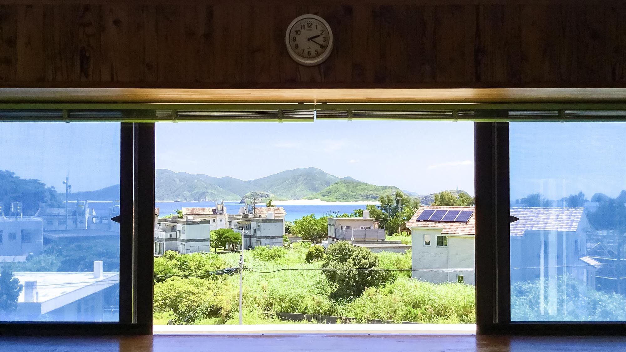 ・【デラックスルーム】お部屋からは海と山の雄大な景色が見えます