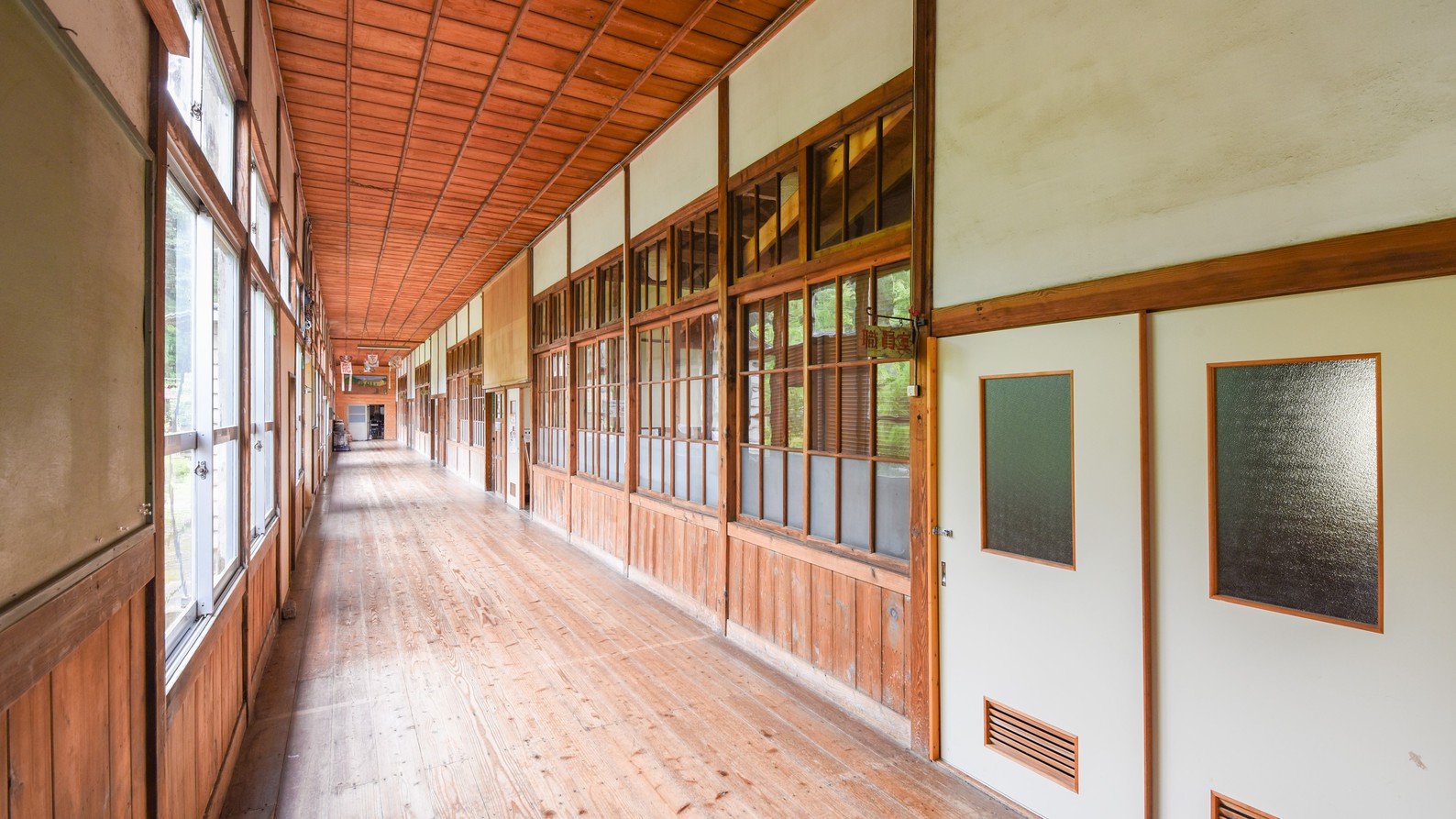 *昭和ふるさと館/母校を思い出す、昔ながらの木造校舎。宿泊の方は自由に探検いただけます