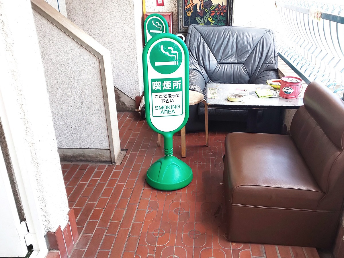喫煙所は1ヶ所のみ他は全館禁煙です