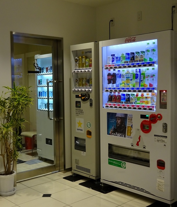 2階ロビー 自動販売機と喫煙室