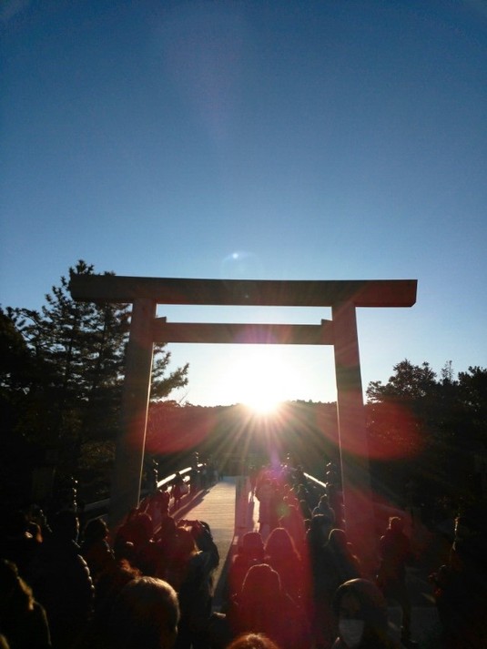 冬至の前後一カ月間は宇治橋中央から日が昇ります。