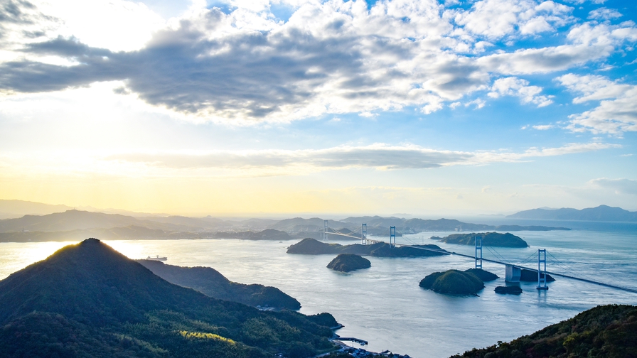 *来島海峡大橋瀬戸の島々を結ぶしまなみ海道。因島へのアクセスにもご利用ください