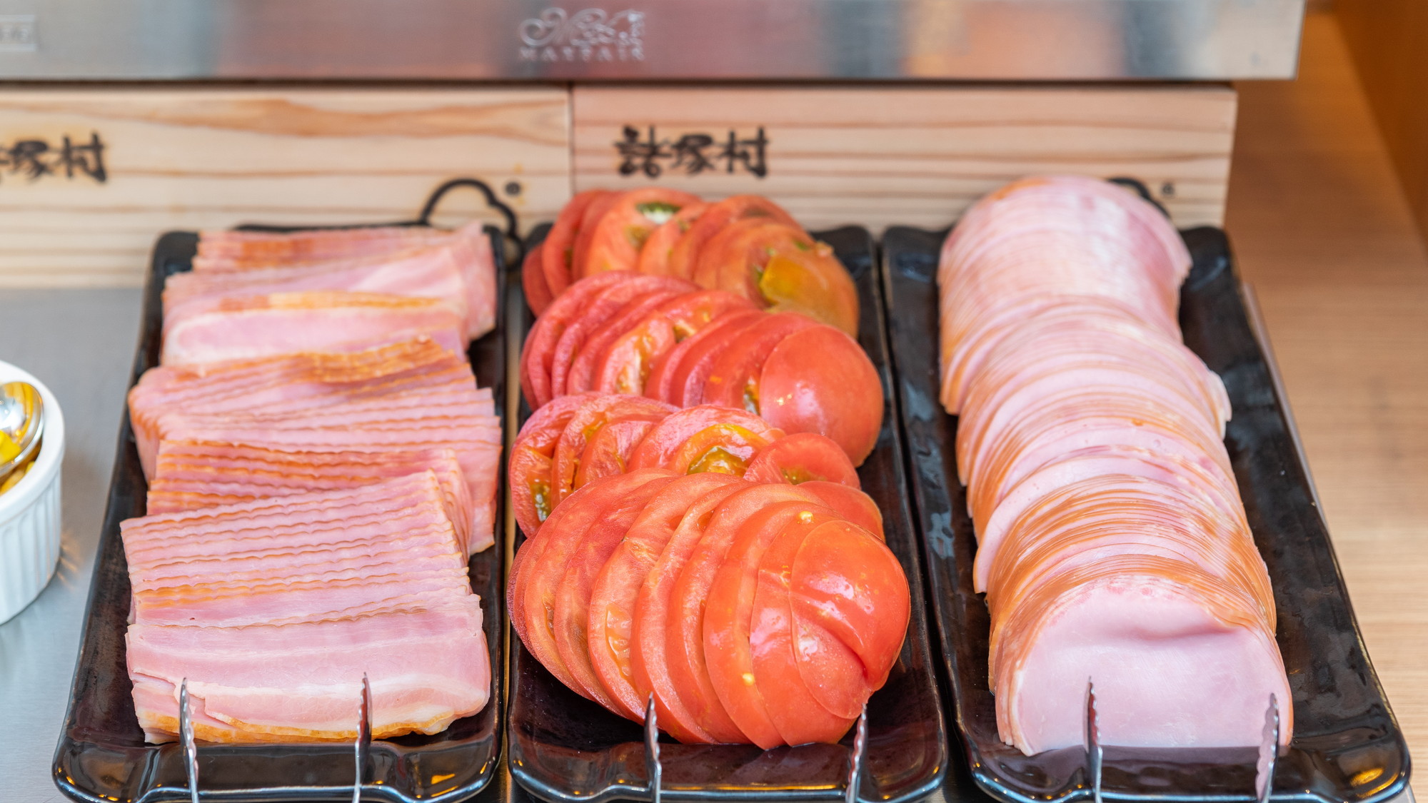 お好みの具材をのせたり挟んだりして 自分だけの焼き立てパンをお楽しみいただけます