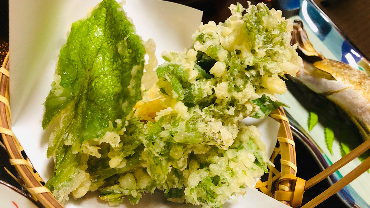*【山菜料理一例】サクッとした食感がたまらない山菜の天ぷら