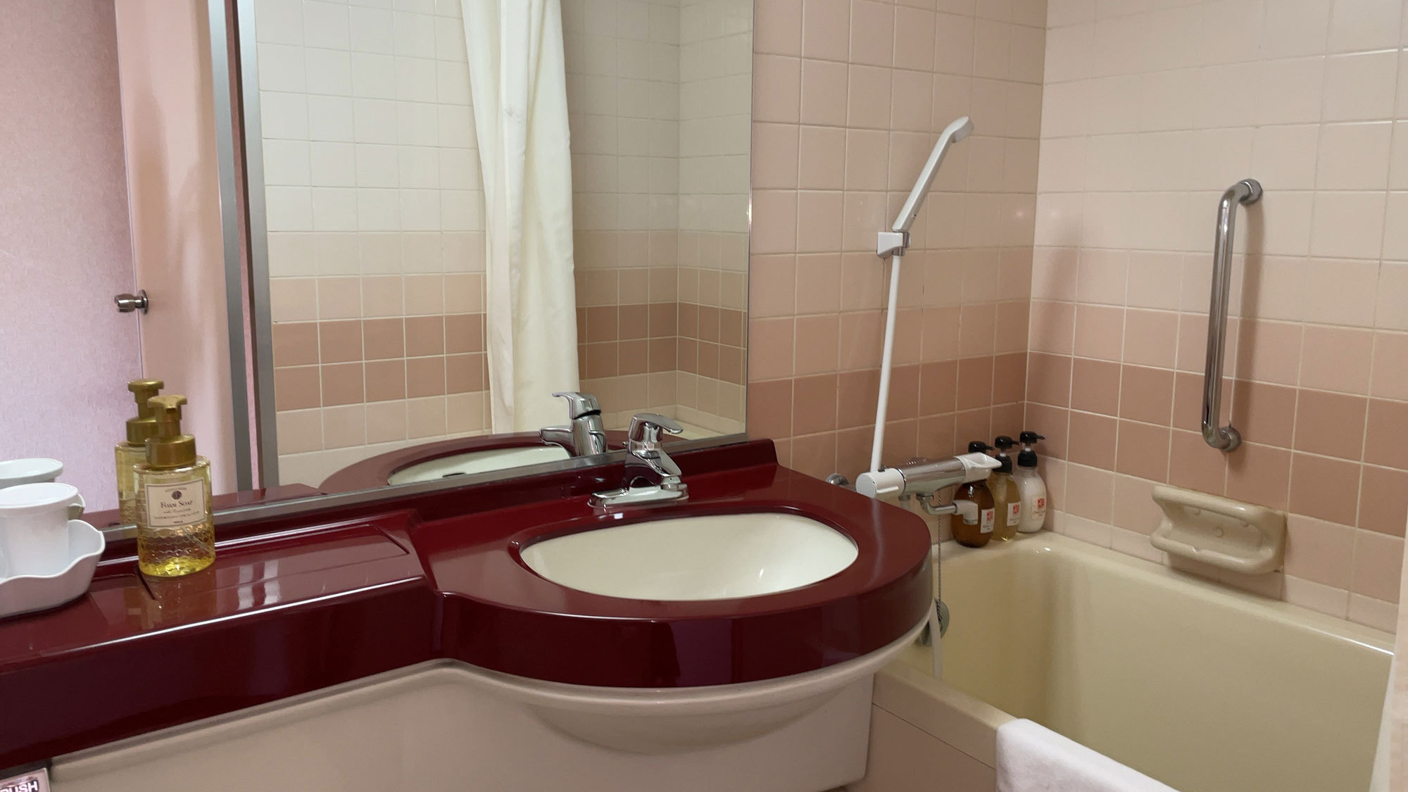 【セミダブル・バスルーム一例】バス・洗面台・トイレがひとつになったコンパクトな空間