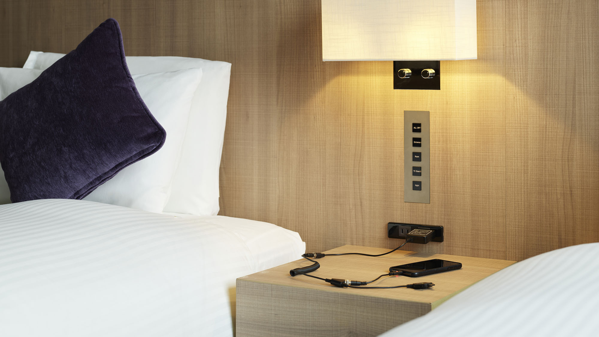 【充電器】iPhoneやType-Cなどに使用できるマルチ式のものを全部屋にご用意しております。