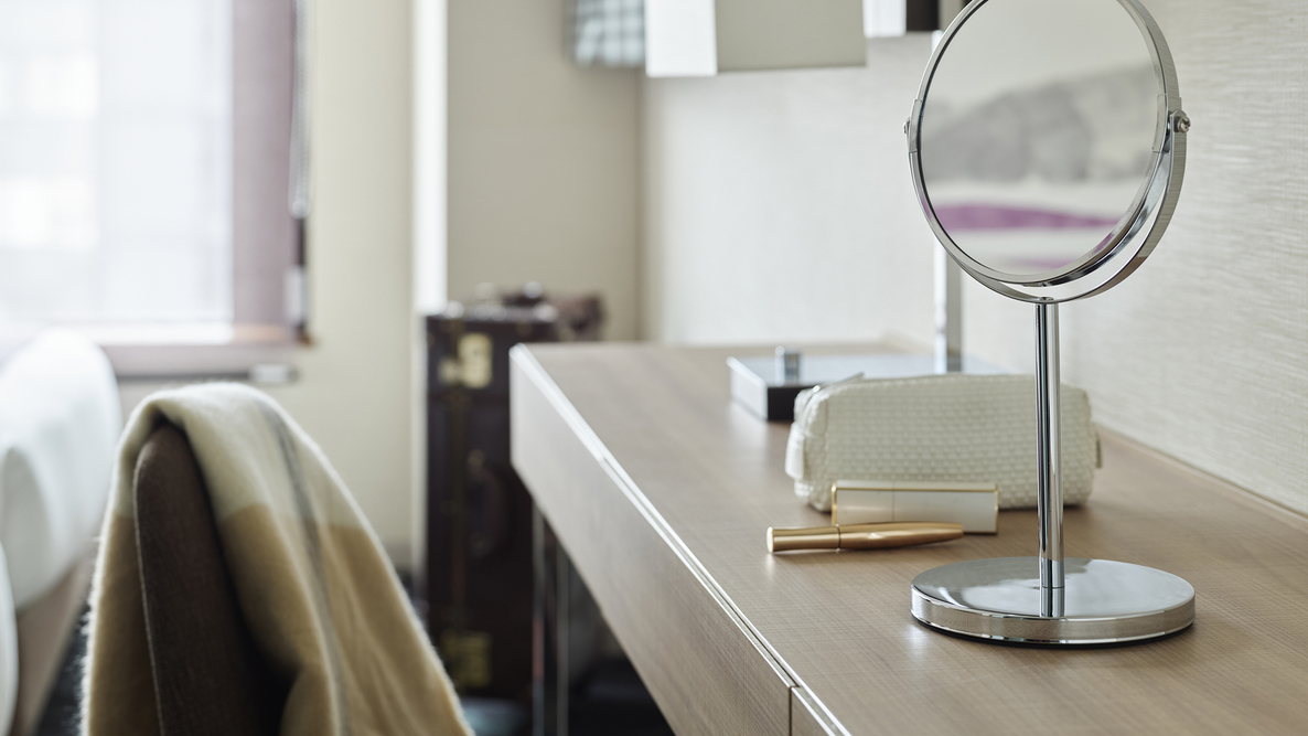【デスクミラー】拡大鏡付きのデスクミラーを全部屋に設置しております。