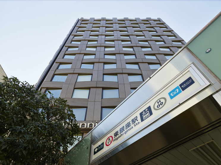 東銀座駅より徒歩１分の好立地に位置しています。