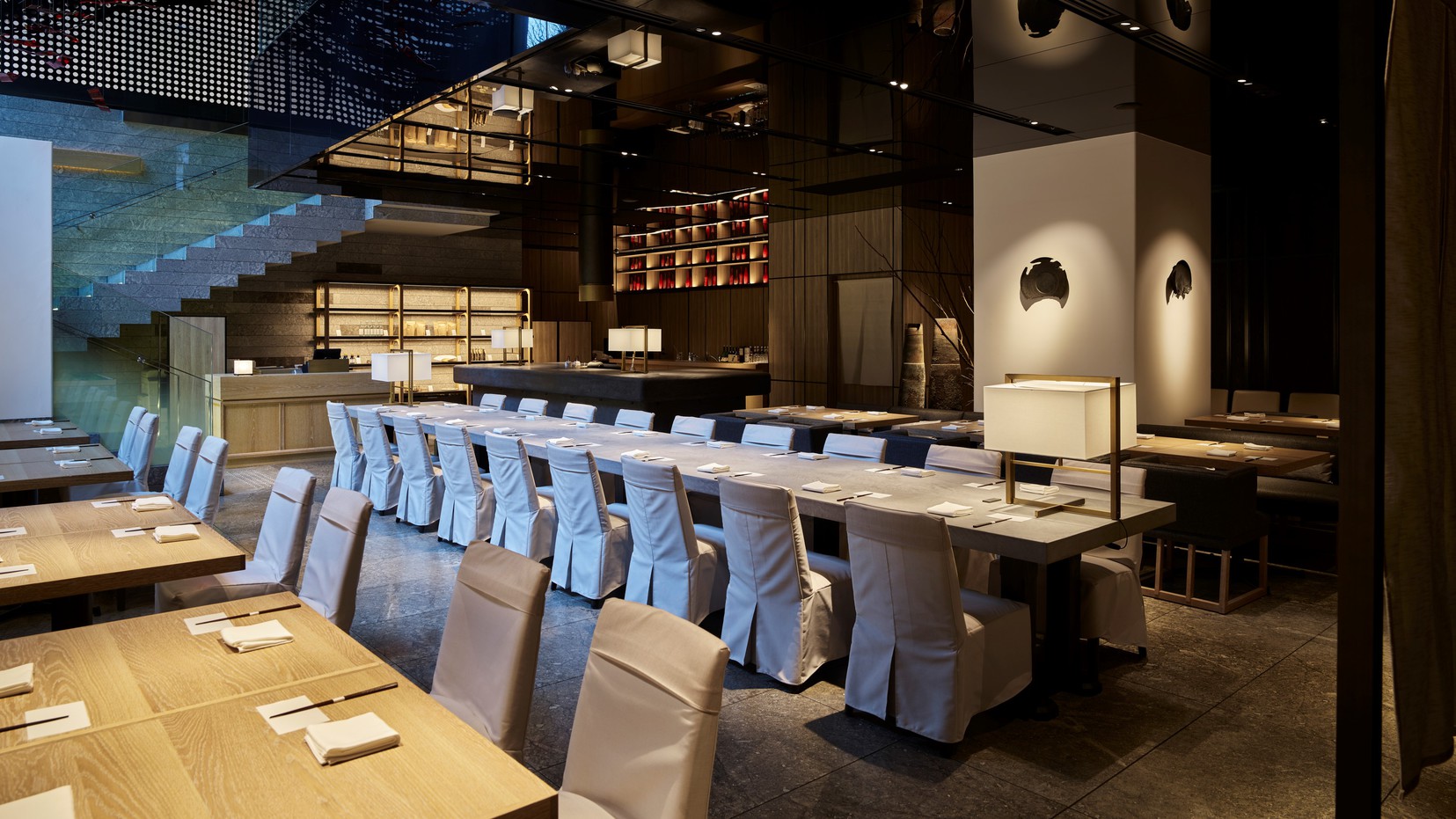 地下一階レストラン。木材や石材など自然の素材と現代的なしつらえを融合させ落ち着いた空間となっています