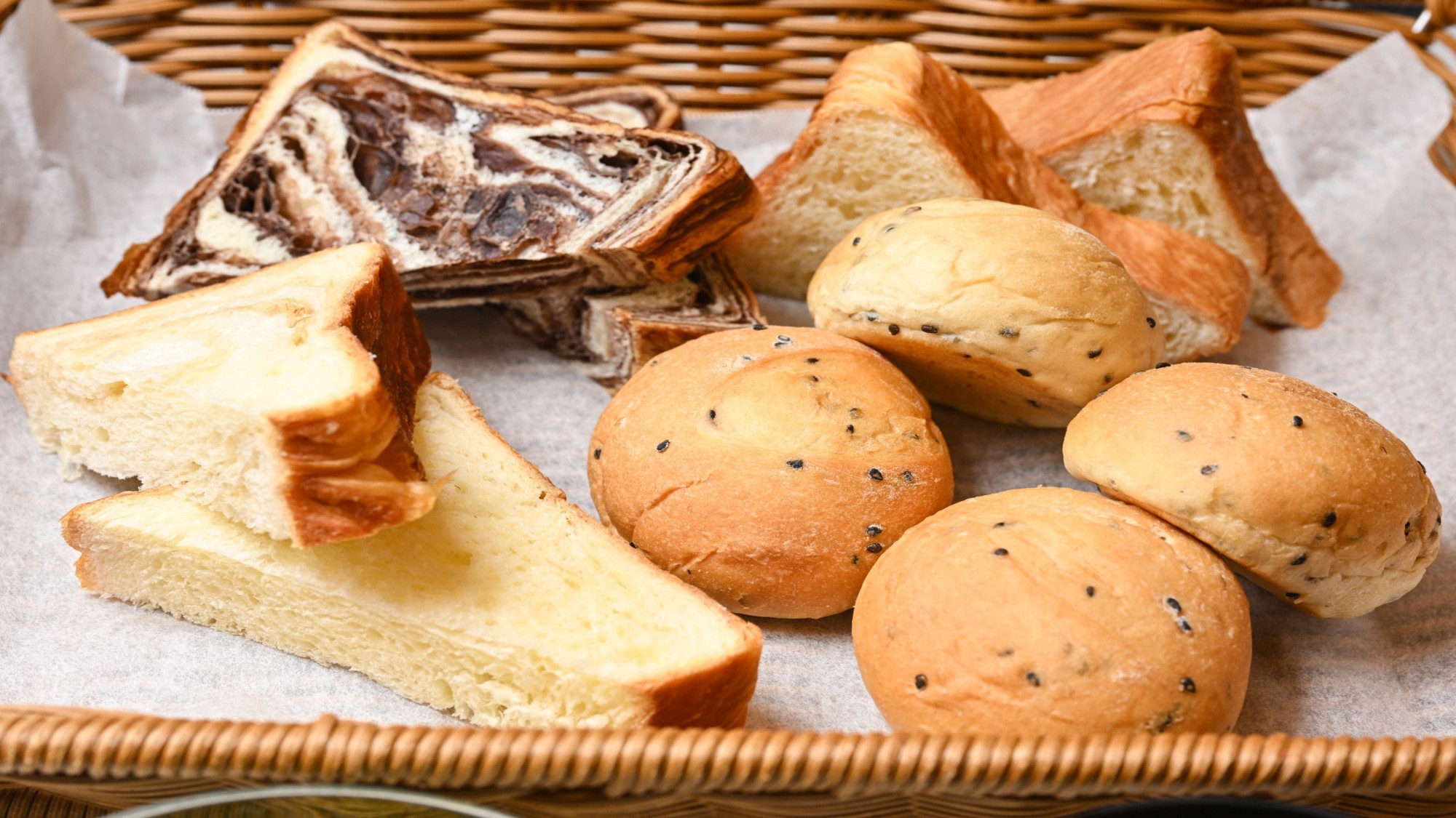 朝食「パン各種」