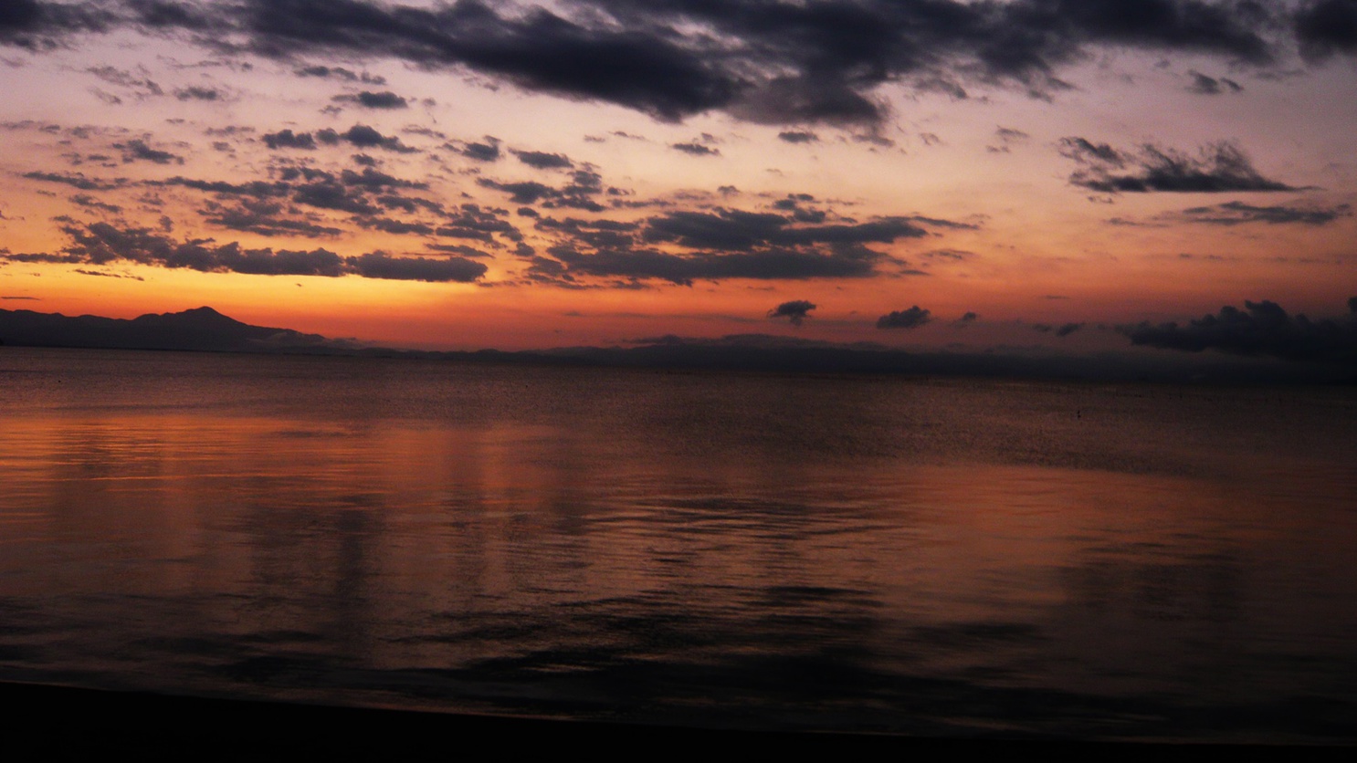 *【湖畔の風景】当館の目の前の琵琶湖から登る朝日。早起きして見てみて下さいね♪