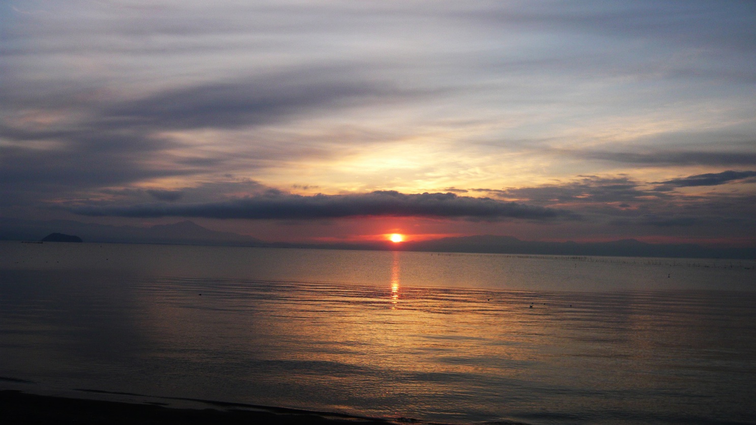 *【湖畔の風景】当館の目の前の琵琶湖から登る朝日。早起きして見てみて下さいね♪
