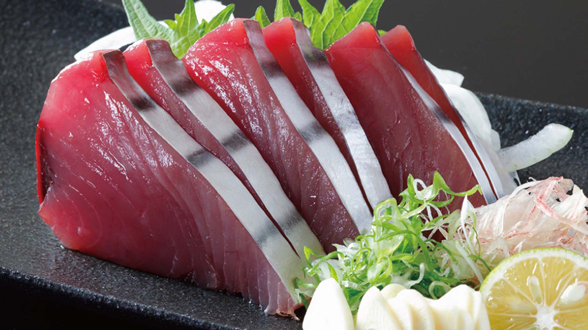・【一品料理】鰹の刺身。鮮度の良さをご堪能ください