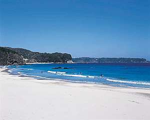 徒歩5分の入田浜、静かな美しいビーチです。