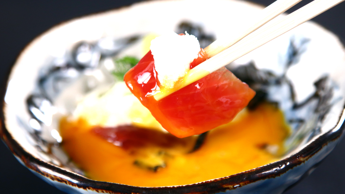 マグロづくしマグロの卵黄づけ。とろろとの相性も抜群！