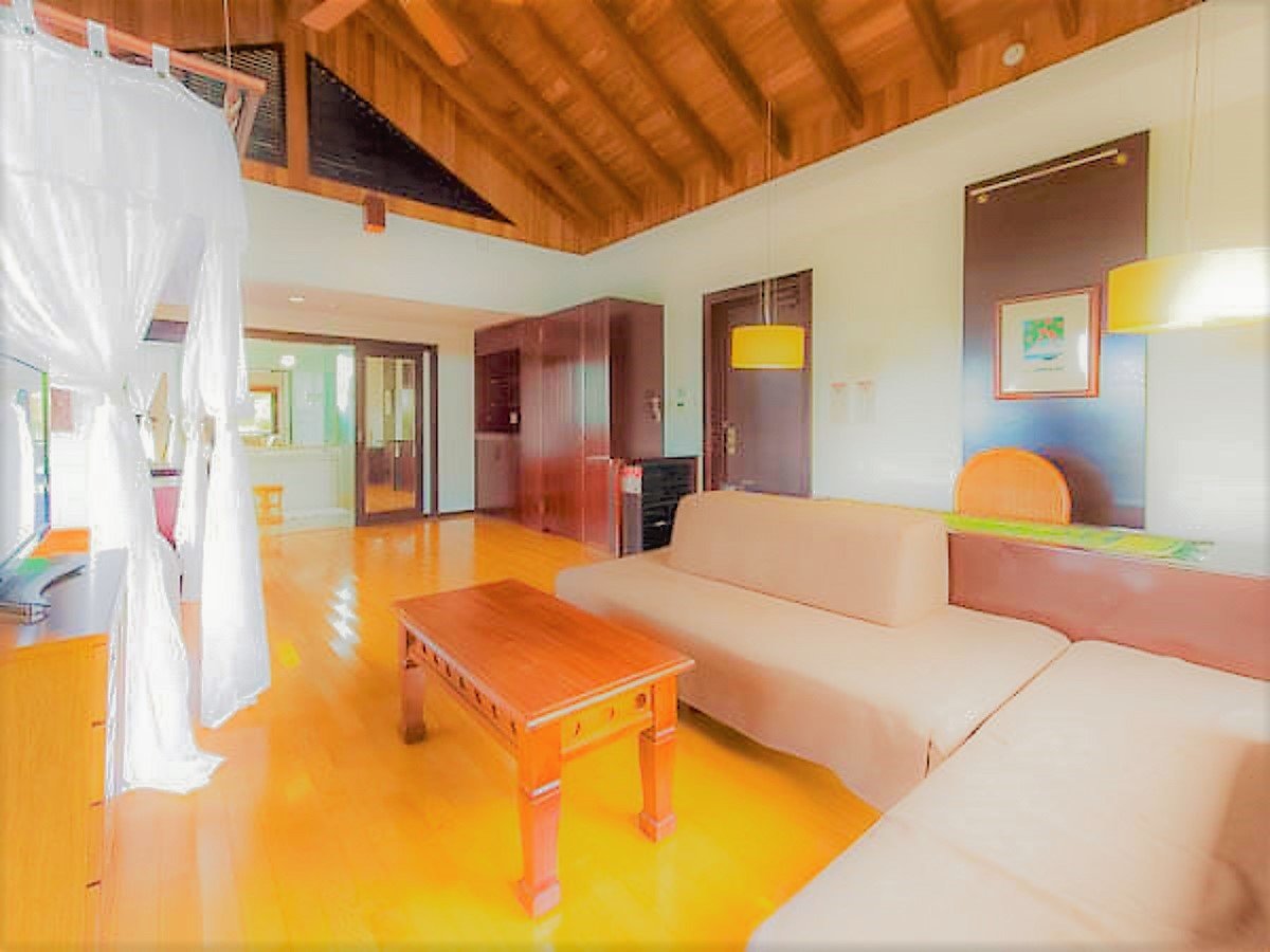［洋室：ダブル］ 〈客室〉ソファ&ベッドや琉球調度品の数々が飾られたアジアンテイストの客室