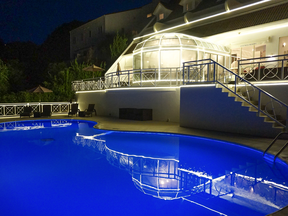 【屋外プール】夜はライトアップ♪