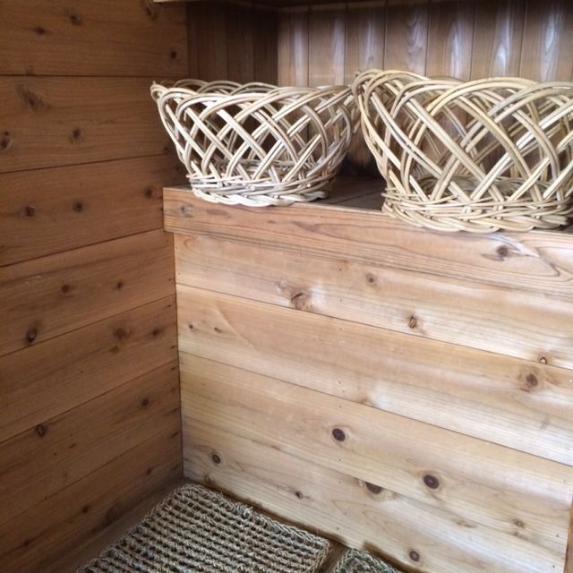 露天風呂にはカゴをご用意しています。