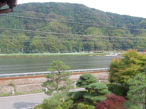 旅館水郷は、円山（まるやま）川のほとりに建ちます。2階のお部屋からの眺めです。