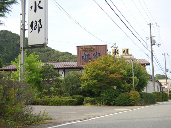 お車でもお越しください。露天ですが、無料の駐車場あります。