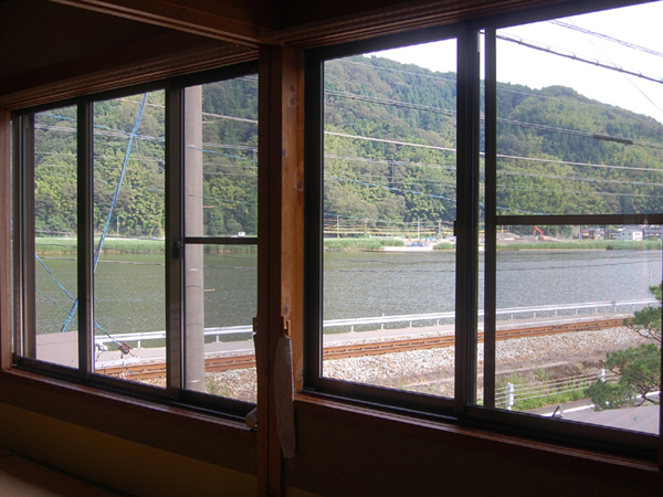 15畳のお部屋からは、広く円山（まるやま）川が見渡せます。