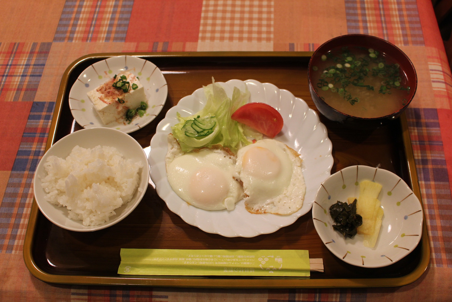 目玉焼き定食です。この品もどなたにでも知られている品ですので、設定いたしました。